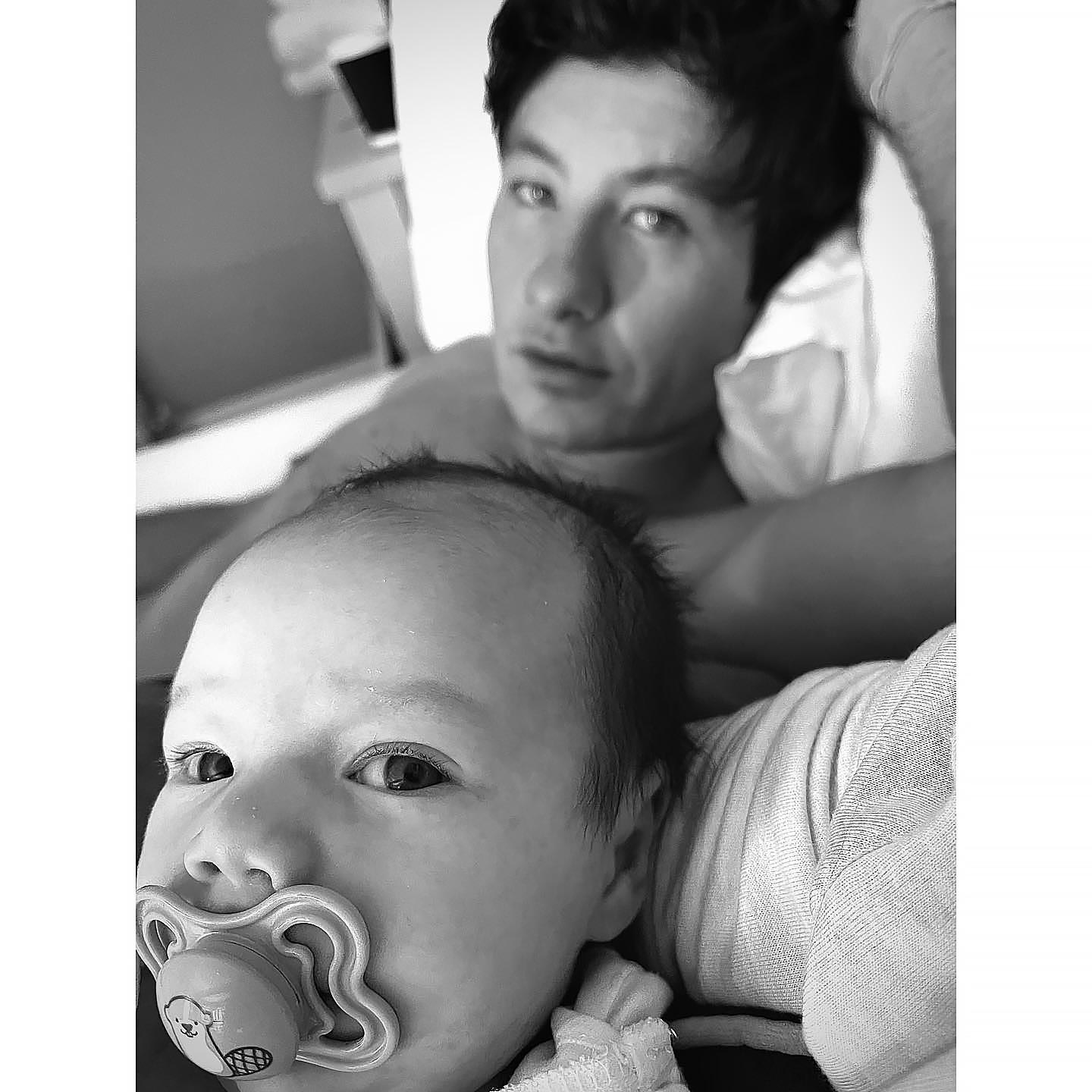 Barry Keoghan แบ่งปันภาพถ่ายหายากของ Mini-Me Son Brando