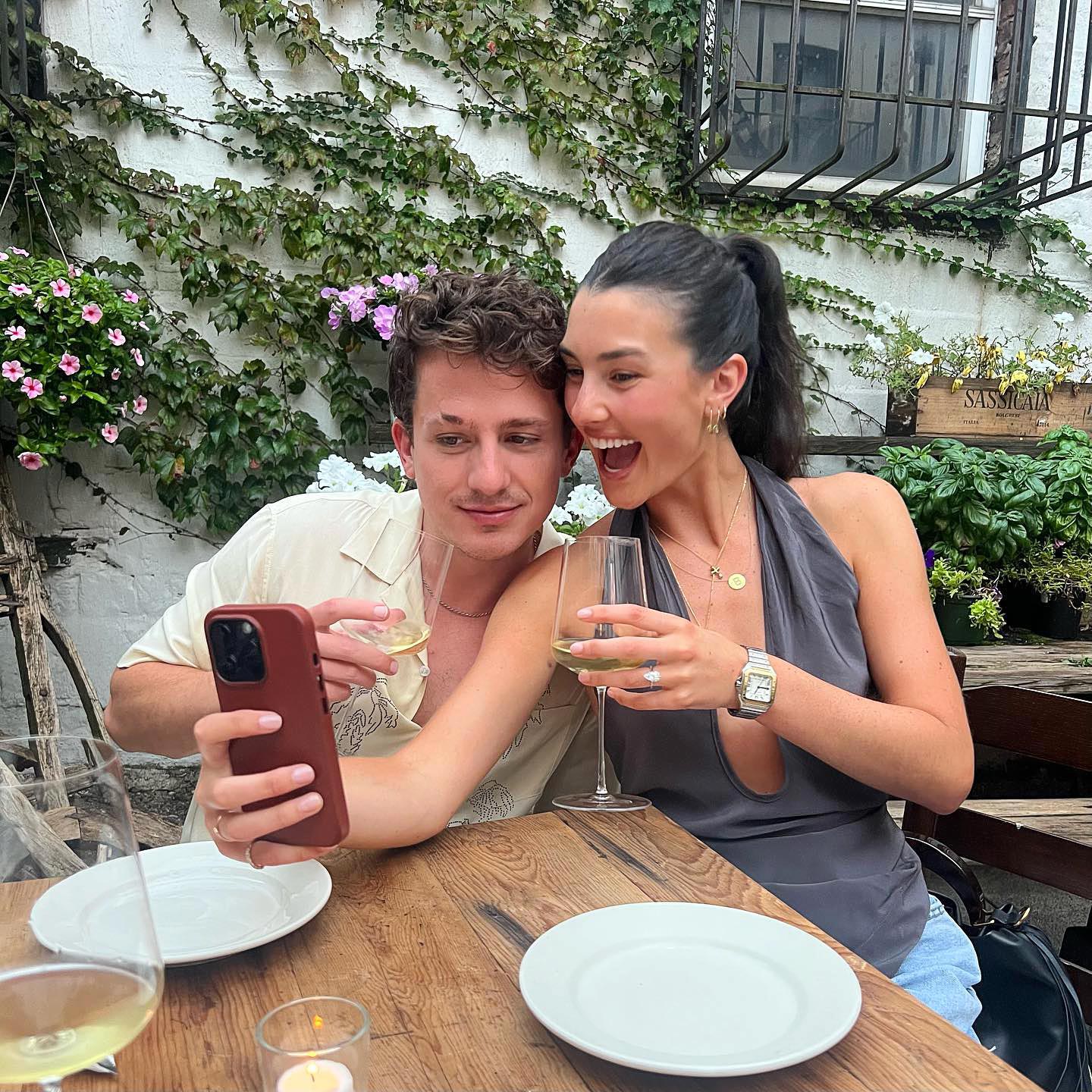 Charlie Puth supostamente se casa com Brooke Sansone após 2 anos de namoro