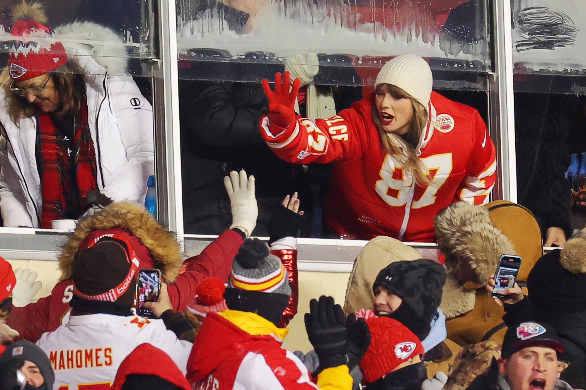 สไตล์เกมวันสุดชิคของ Taylor Swift ที่ Chiefs Games ของ Travis Kelce