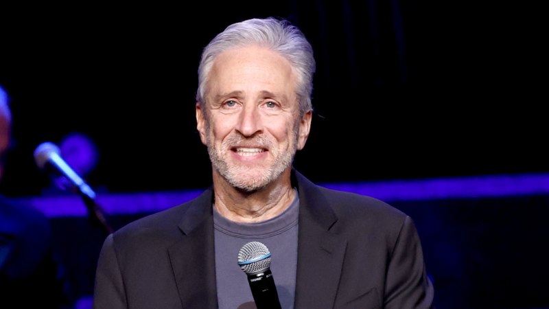 Jon Stewart Is Returning To Host The Daily Show ?crop=0px%2C121px%2C1334px%2C754px&resize=800%2C450&quality=86&strip=all