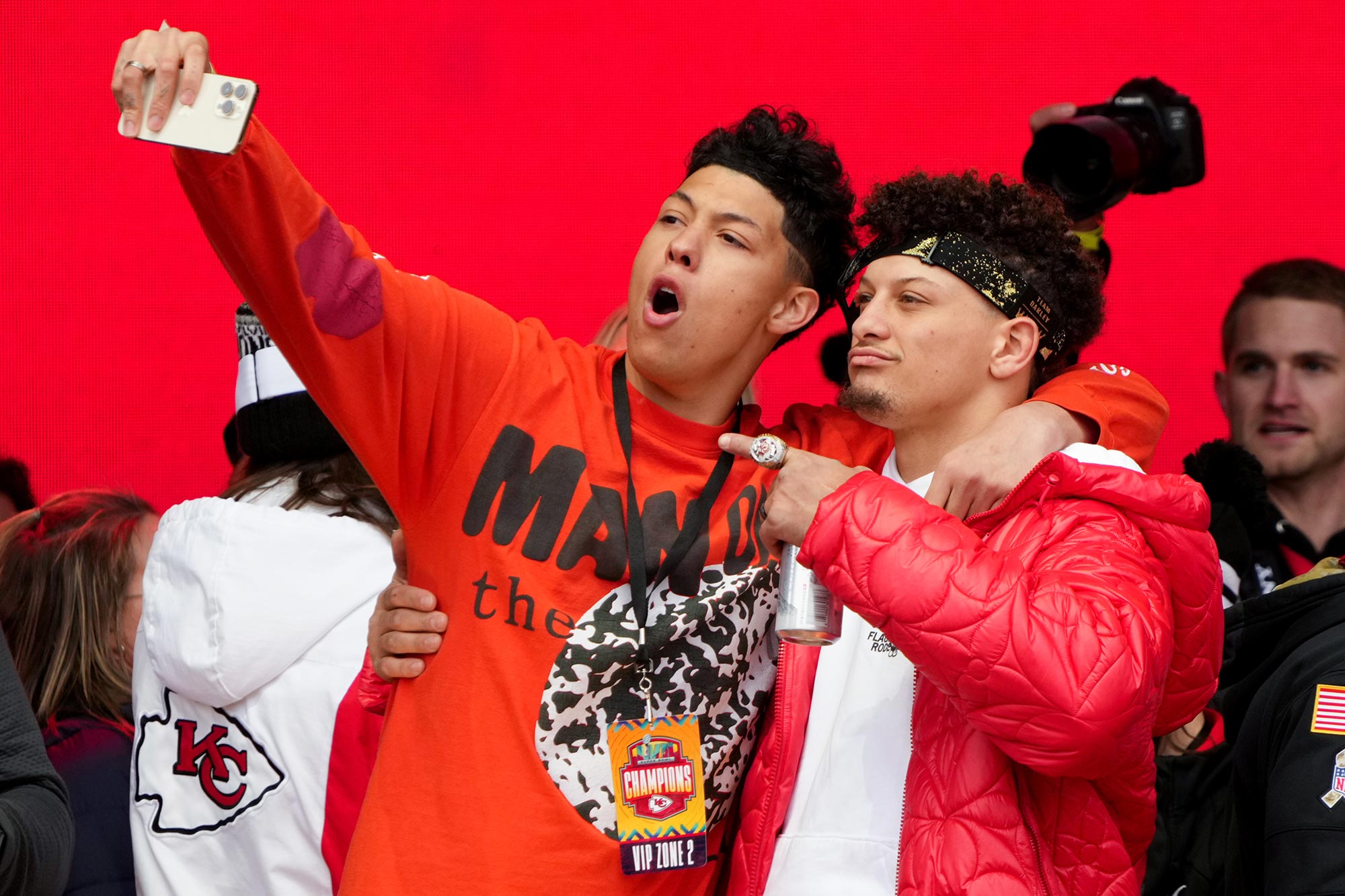 คู่มือครอบครัวของ Patrick Mahomes: พบกับพ่อแม่ พี่น้อง และลูกๆ ของเขา