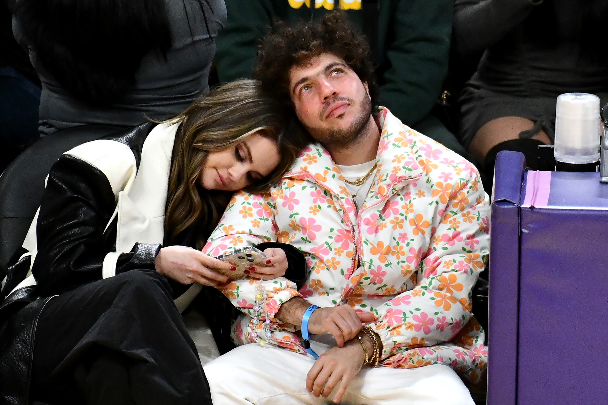 Selena Gomez e Benny Blanco se abraçam durante a celebração do 4 de julho