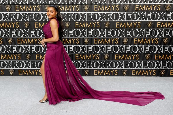 How Taraji P Henson Achieved 90s Supermodel Hair At 2023 Emmys Us Weekly 