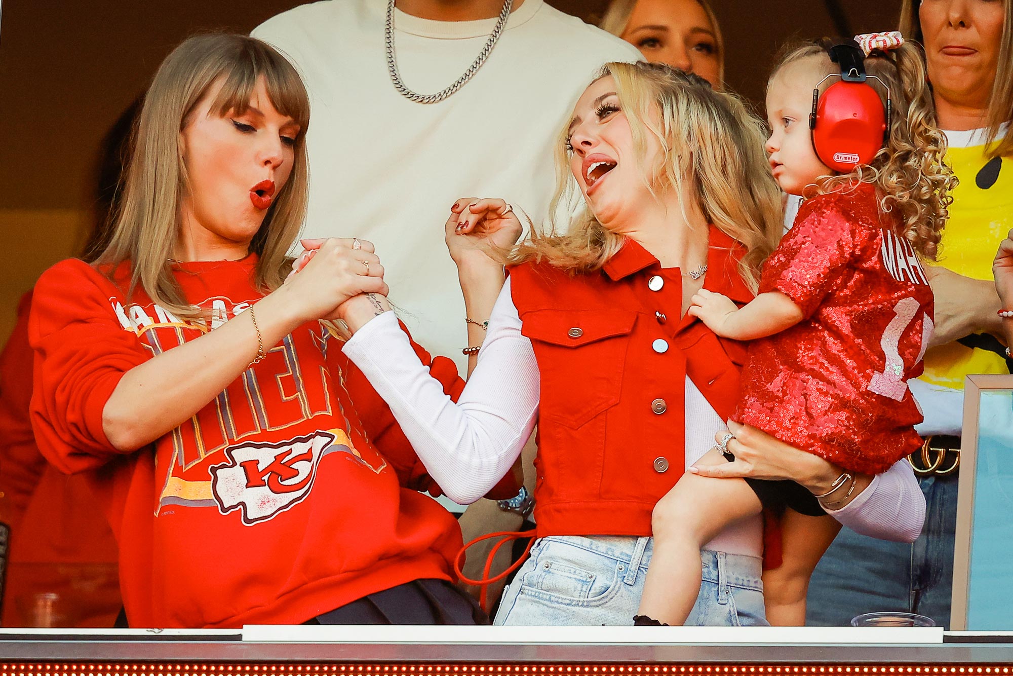 Taylor Swift abraza a la embarazada Brittany Mahomes en la cita doble del US Open