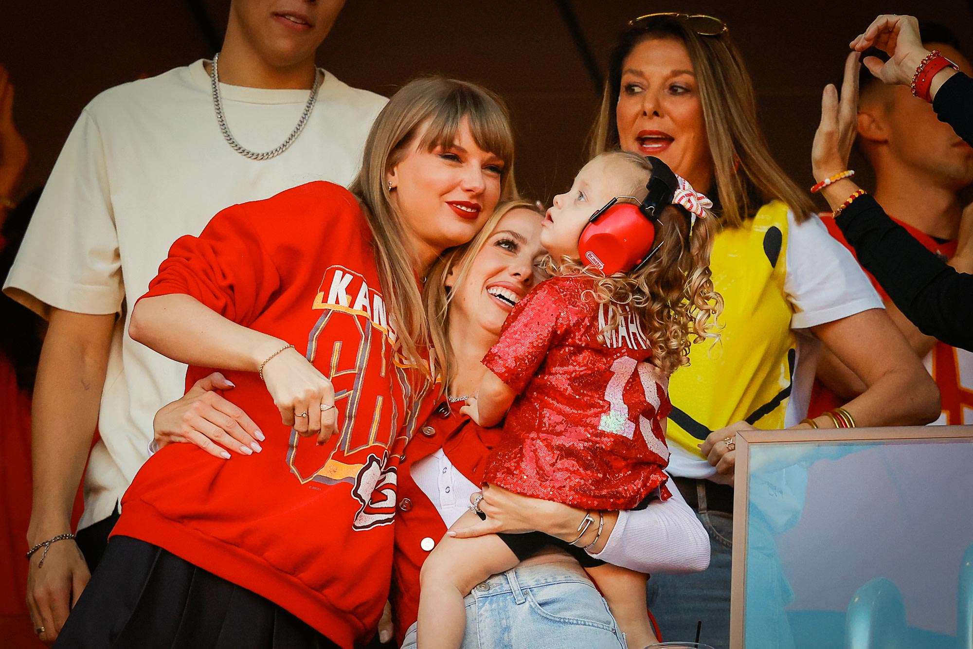 Taylor Swift abraza a la embarazada Brittany Mahomes en la cita doble del US Open