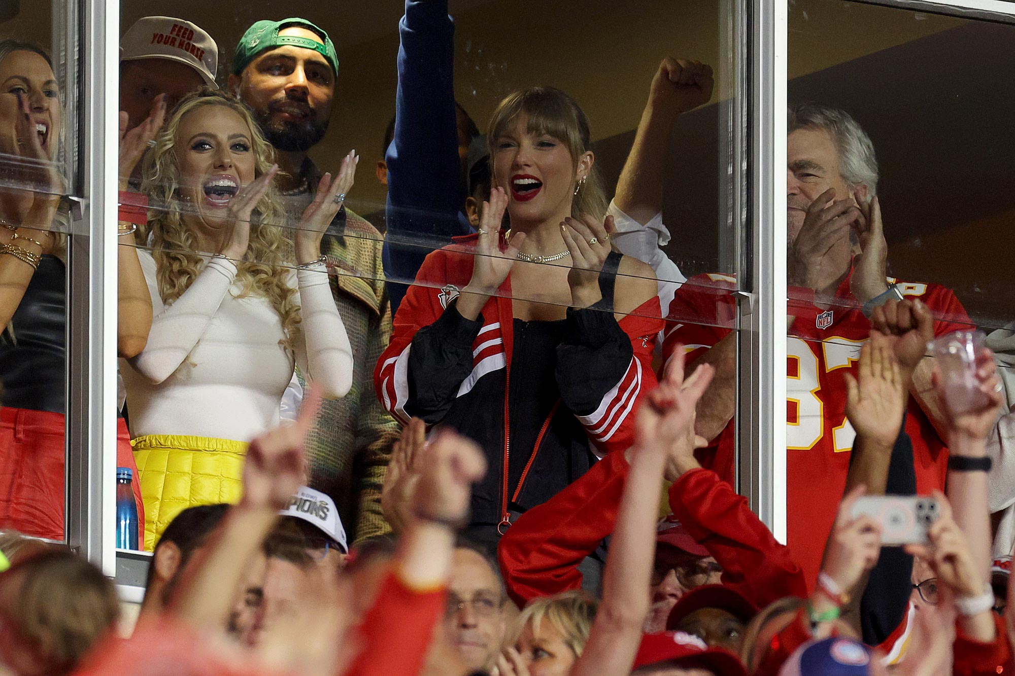 Taylor Swift abraza a la embarazada Brittany Mahomes en la cita doble del US Open