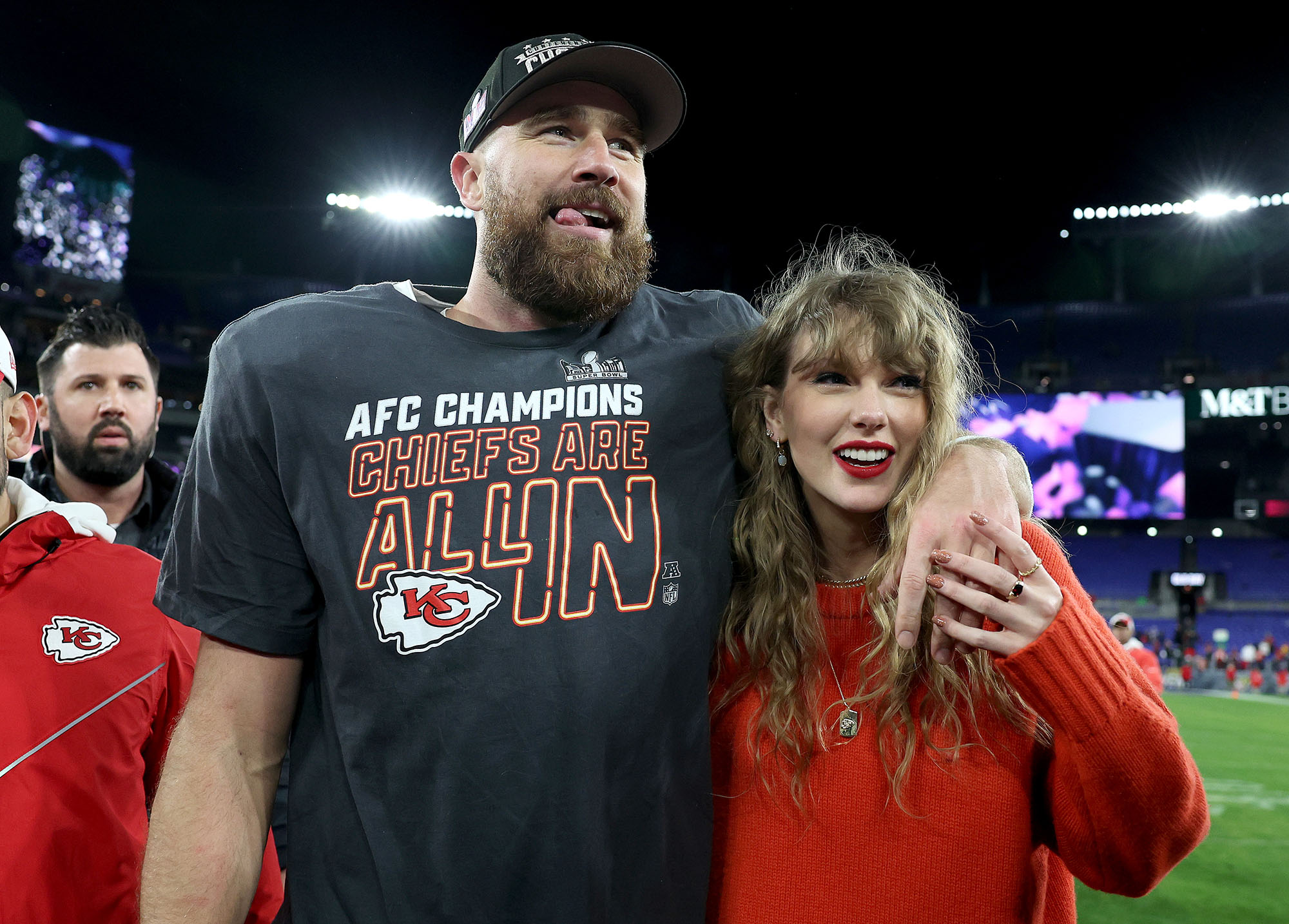 Taylor Swift, Travis Kelce'yi Tezahüratlamak İçin NFL Maçına Her Katıldığında