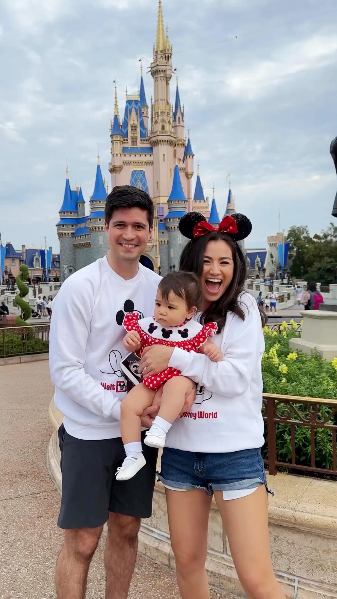 New Photo - Celebrities Are Just Like Us! They Love Trips to Disneyland | 296XEE4 | 2024-02-17 23:08:01