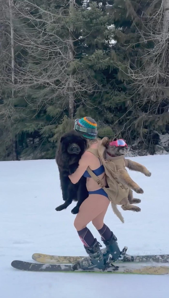 Chelsea Handler świętuje 49 Urodziny Jeżdżąc Na Nartach W Bikini Trzymając Psy I Pijąc 9793