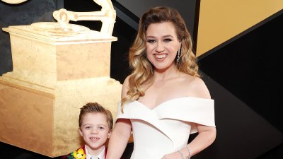 Kelly Clarkson trae a Son Remington como su Grammy Plus-One