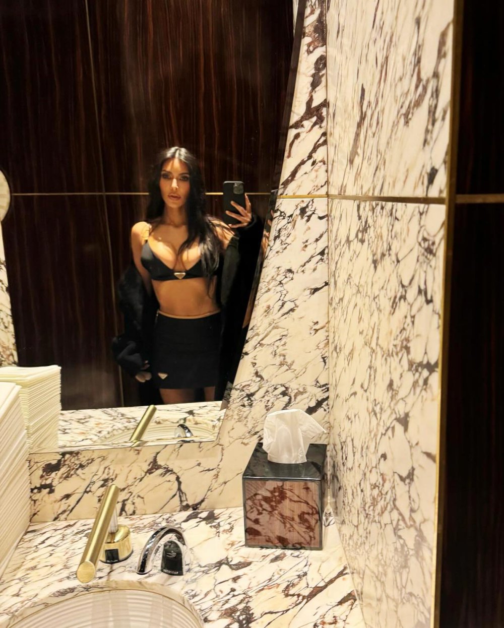 Kim Kardashian montre ses courbes dans un soutien-gorge Prada