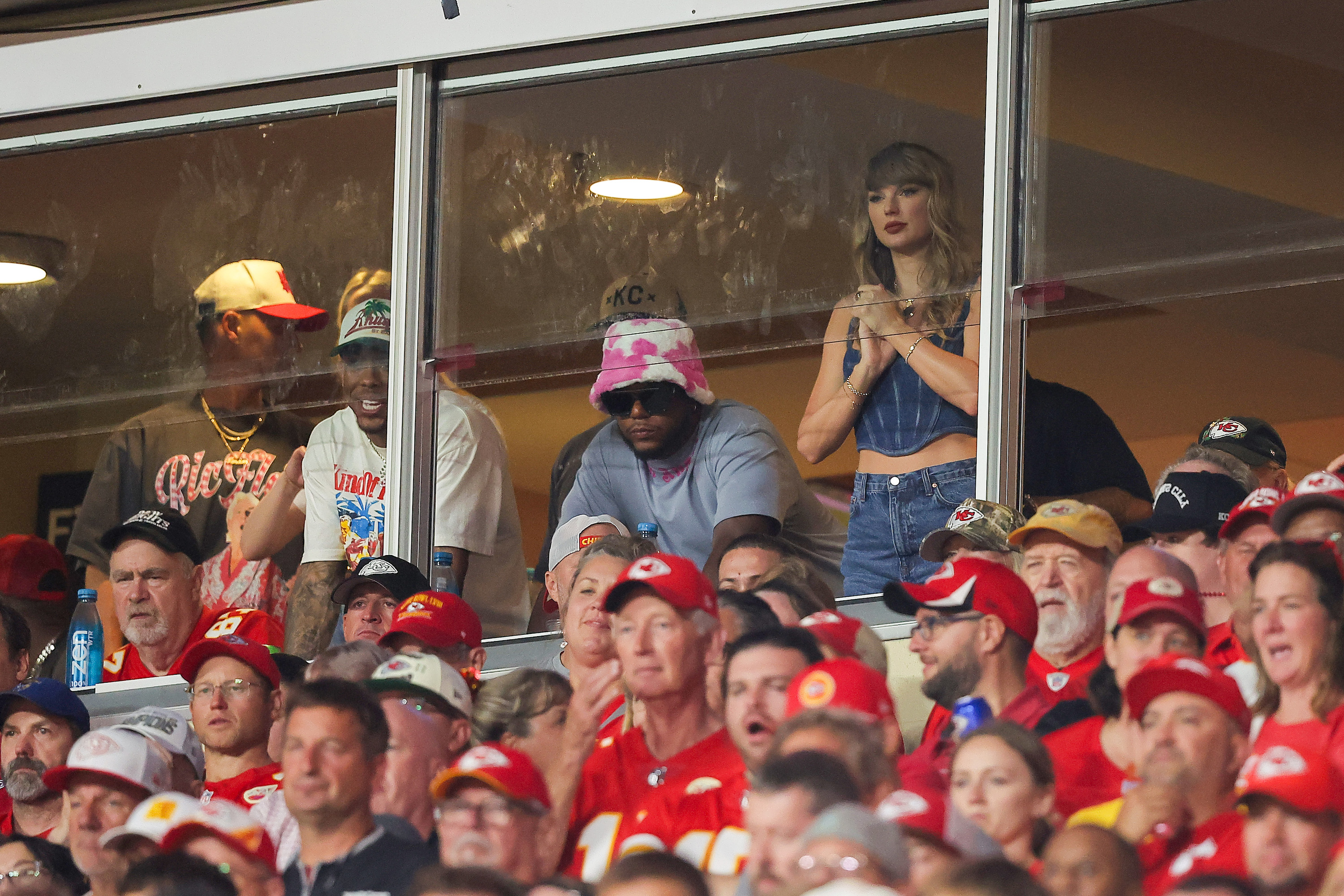 Mỗi lần Taylor Swift tham dự một trận đấu NFL để cổ vũ cho Travis Kelce