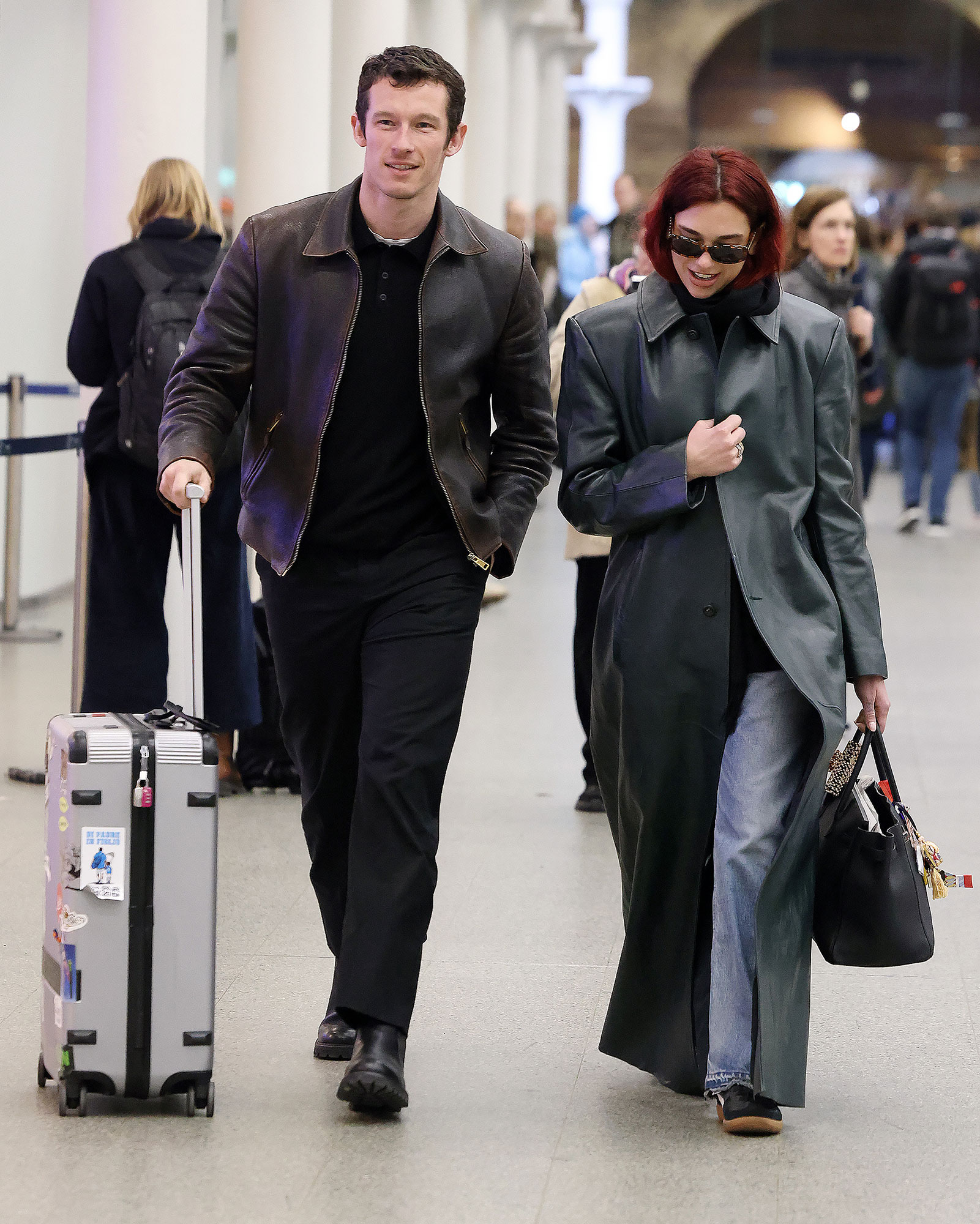 Dua Lipa และ Callum Turner กอดกันในภาพน่ารักของ Glastonbury