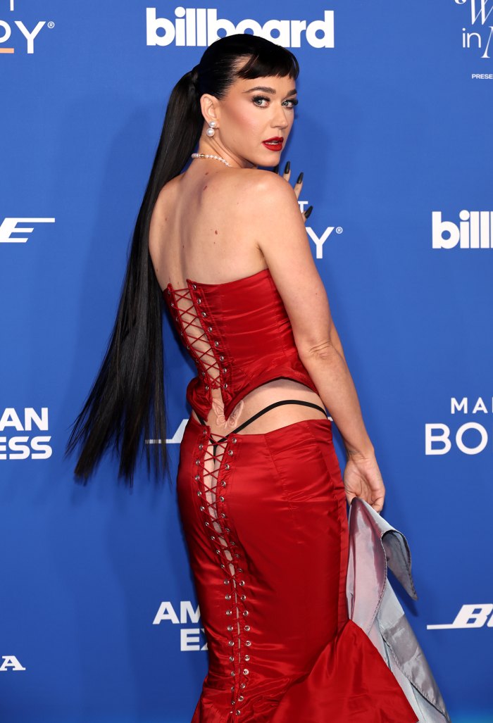 Katy Perry montre son string aux Billboard Women in Music Awards 2024