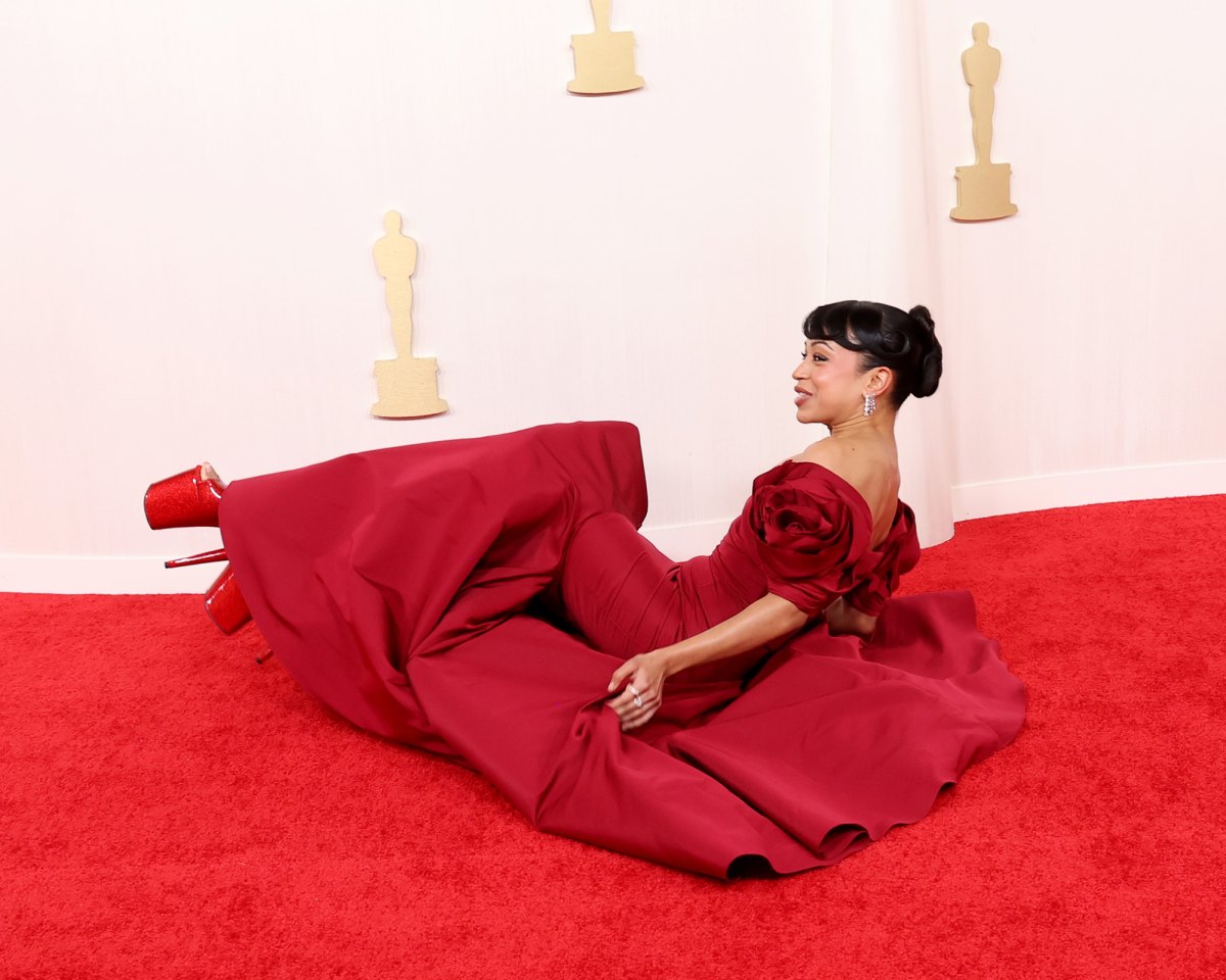 Liza Koshy Takes a Tumble on 2024 Oscars Red Carpet Ericatement