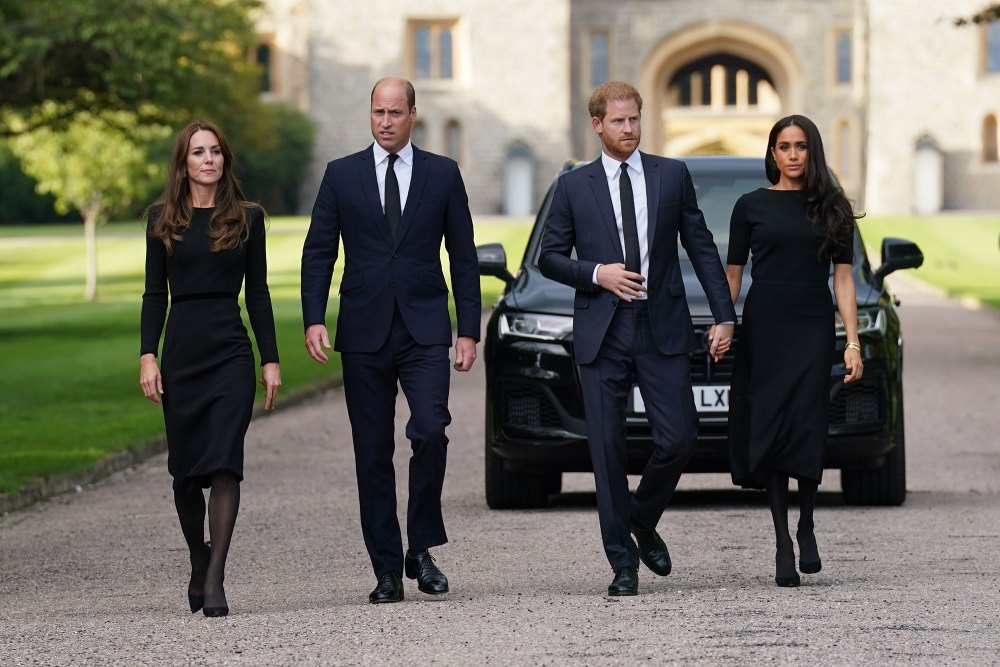 Catherine, princesse de Galles, le prince William, prince de Galles, le prince Harry, duc de Sussex et Meghan, duchesse de Sussex lors de la longue promenade au château de Windsor le 10 septembre 2022 à Windsor, en Angleterre.