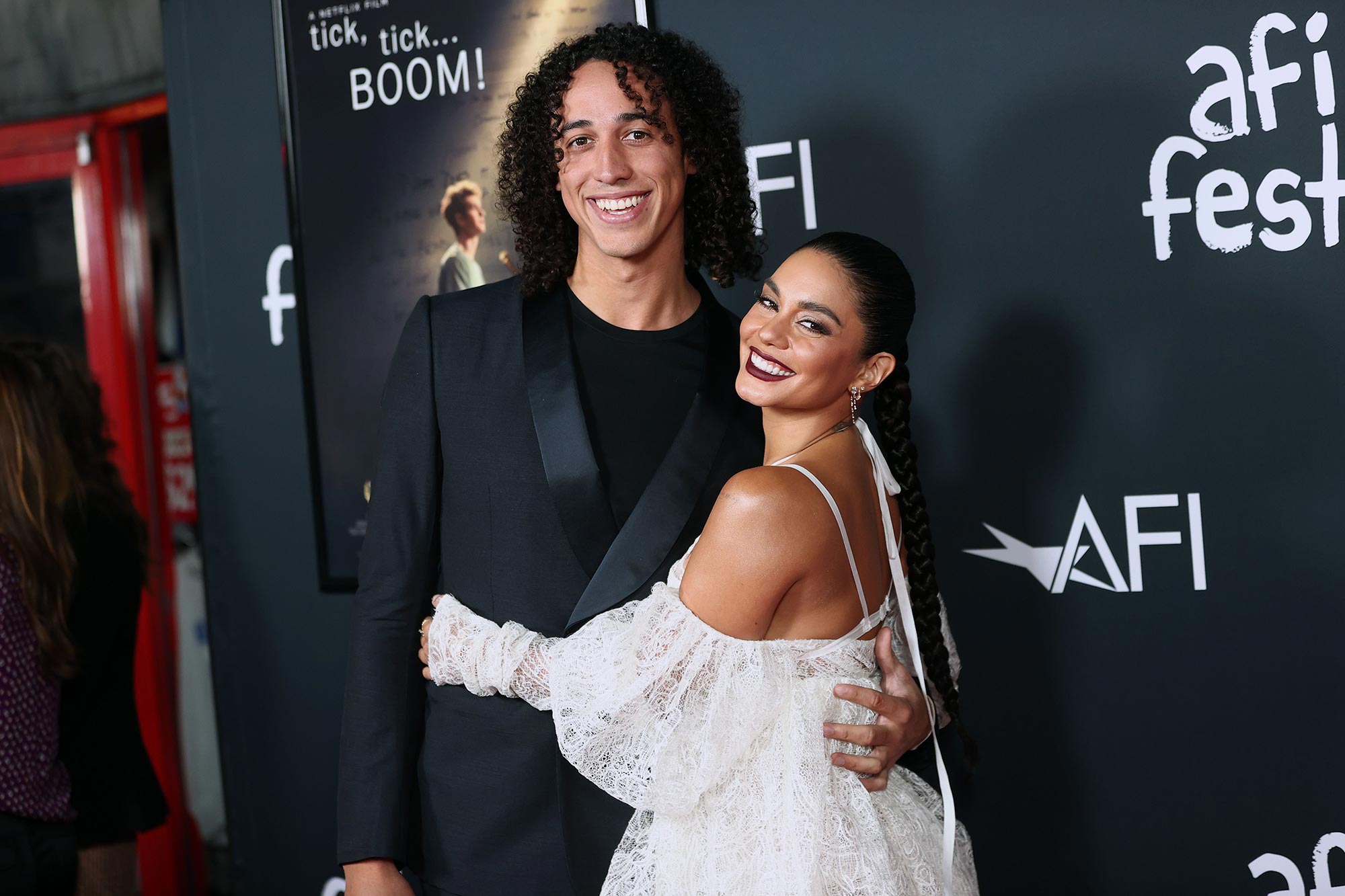 Vanessa Hudgens dá à luz o bebê nº 1 com Cole Tucker: relatório