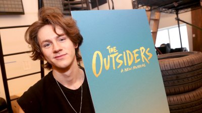 Brody Grant hace su debut en Broadway en el musical The Outsiders