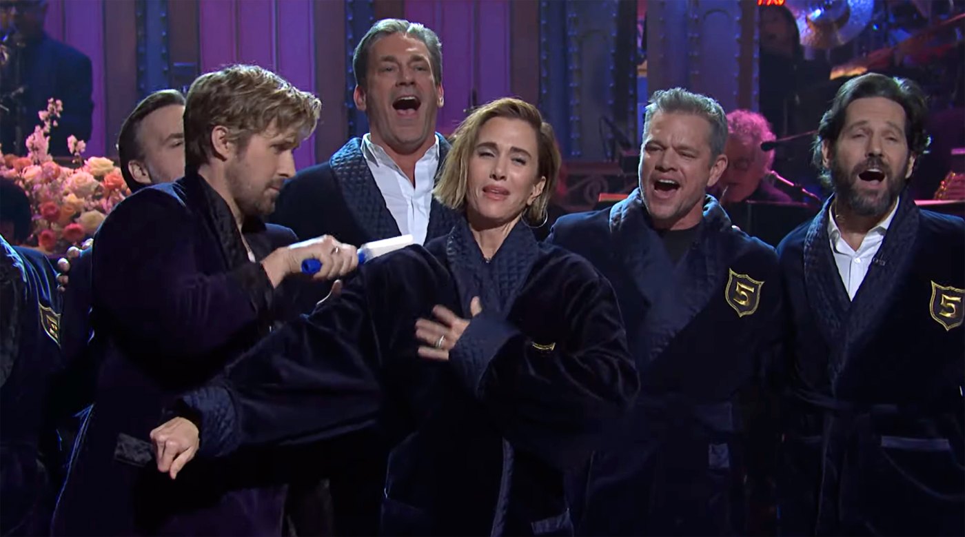 Snl Recap Kristen Wiig Gets Five Timers Robe From Ryan Gosling More Us Weekly 1391