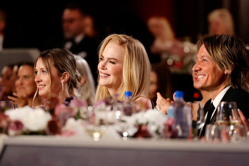 Las hijas de Nicole Kidman y Keith Urban posan con sus padres en la gala del premio AFI Life Achievement Award