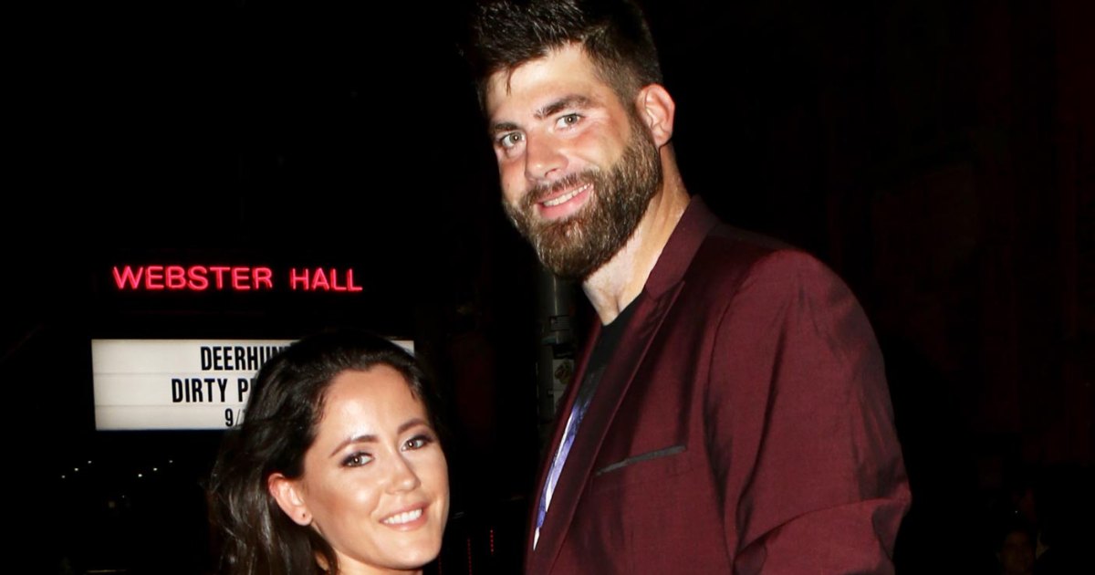 Jenelle Evans Sings Picture to Burn While Torching David Eason’s Pic
