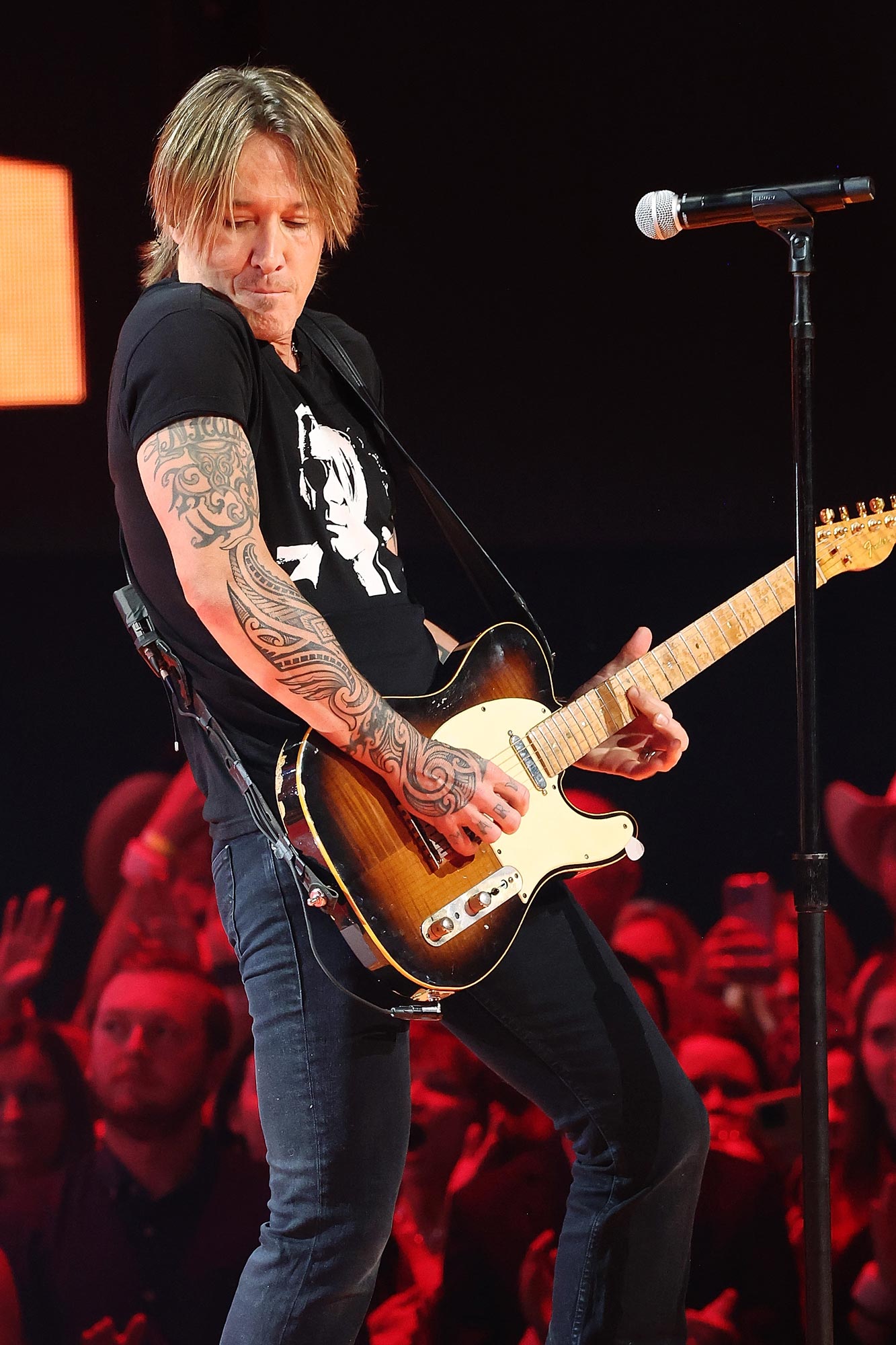 Keith Urban Rocks Out While Performing at the CMT Music Awards