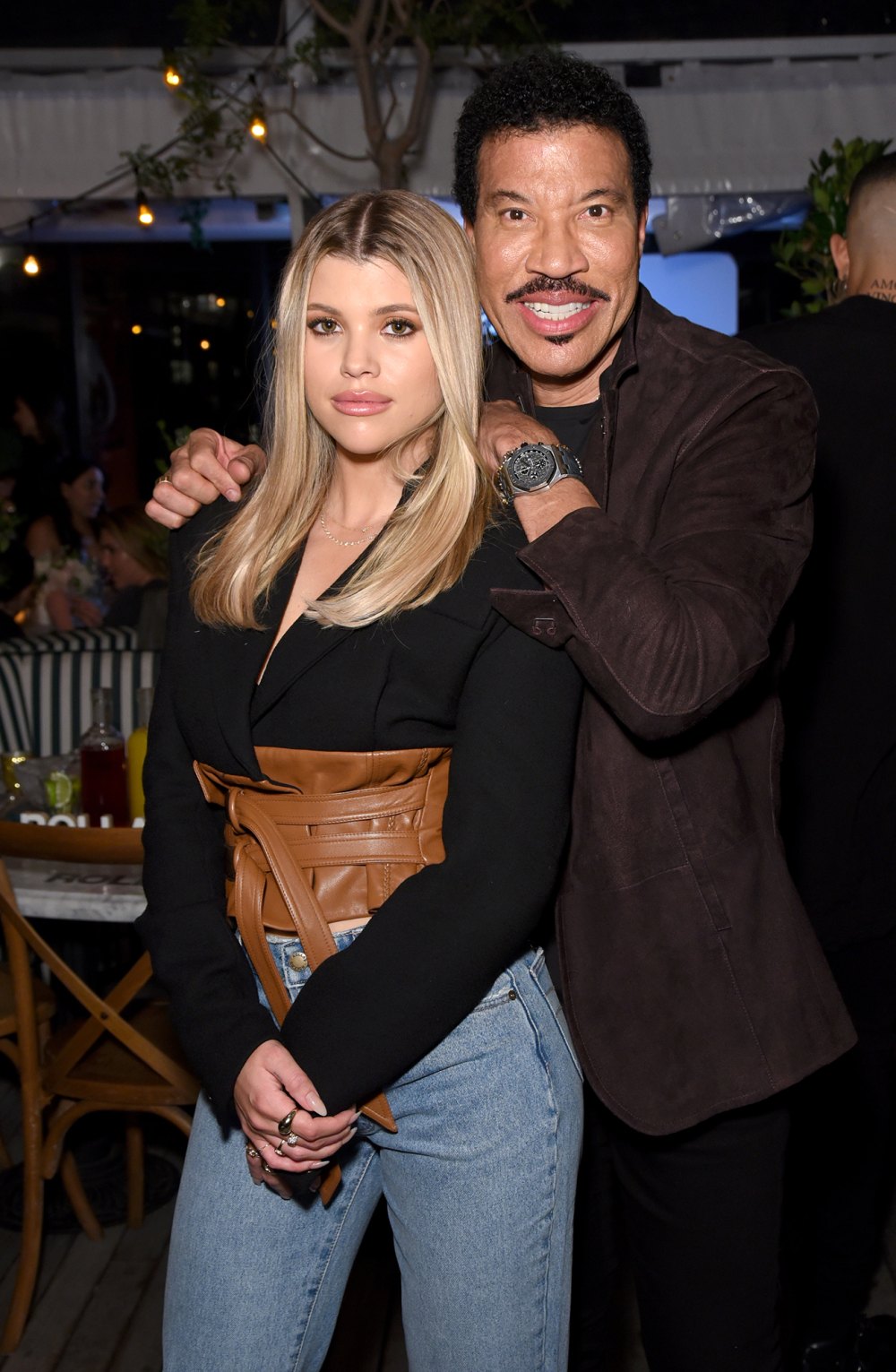 Lionel Richie plaisante sur le fait d'être « trop dur » pour aider sa fille Sofia Richie à porter des couches
