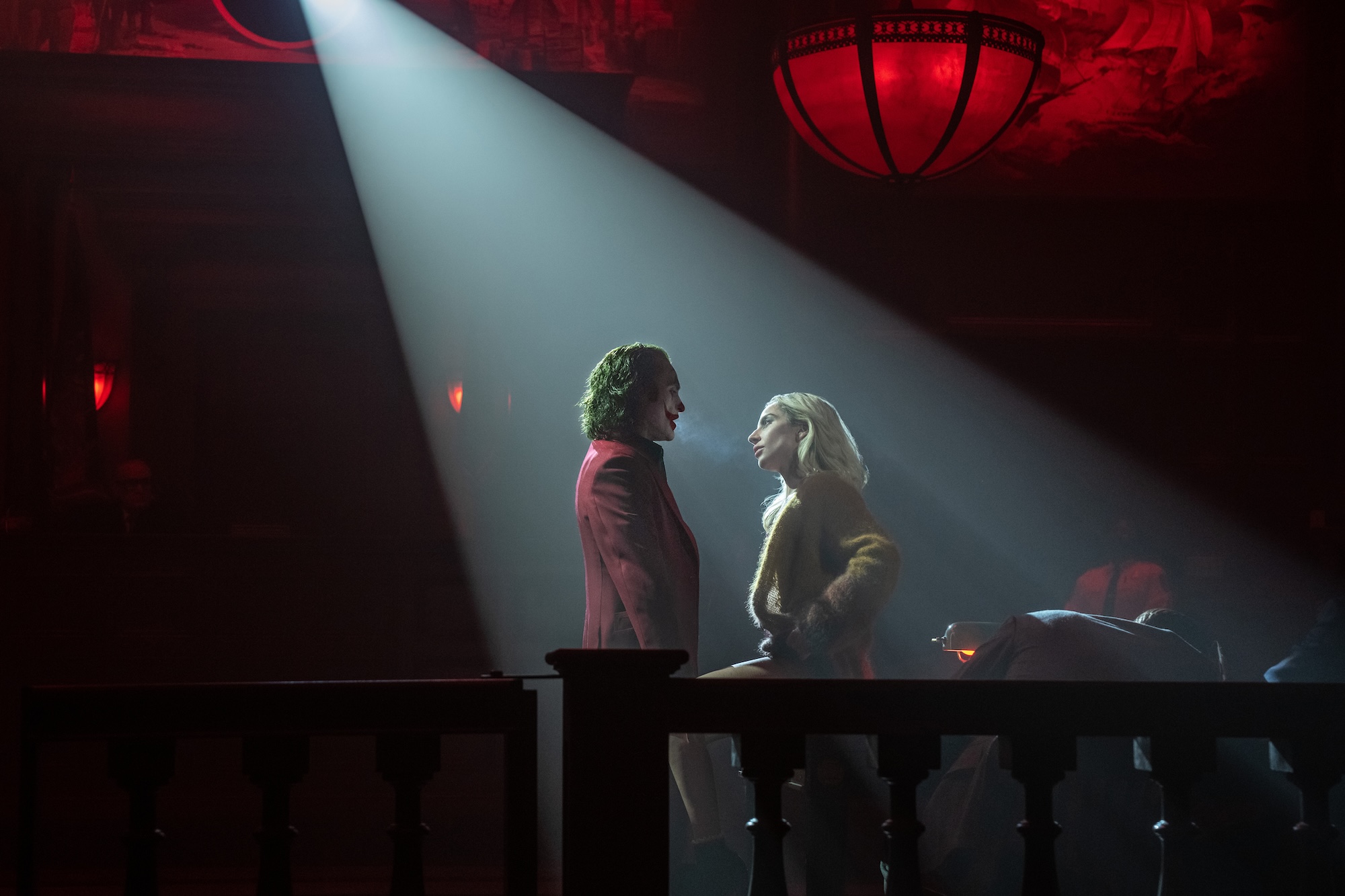 Lady Gaga und Joaquin Phoenix machen im neuen Clip zu „Joker 2“ Knutschereien in der Gefängniszelle