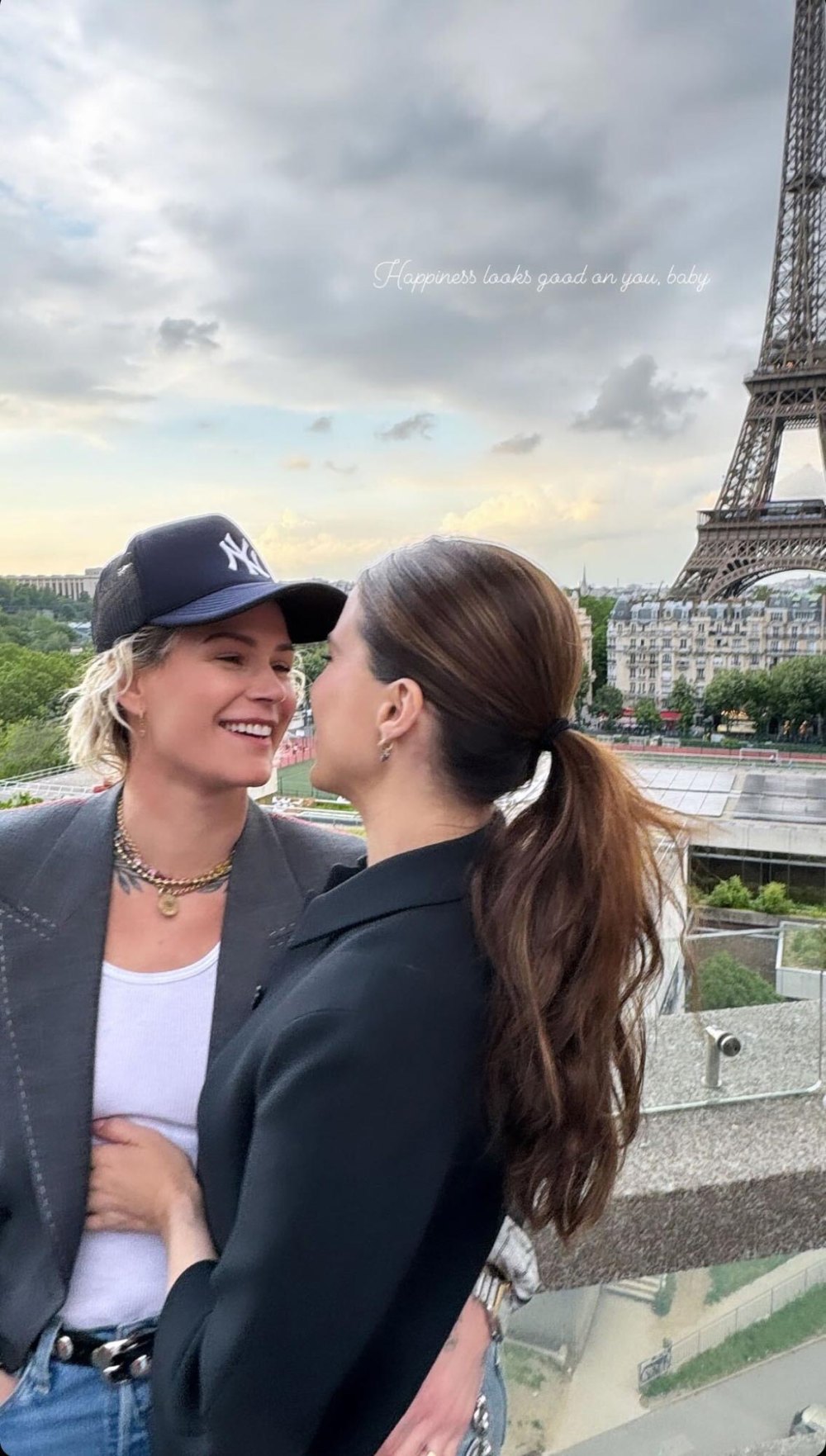 Sophia Bush e sua namorada Ashlyn Harris se abraçam em Paris