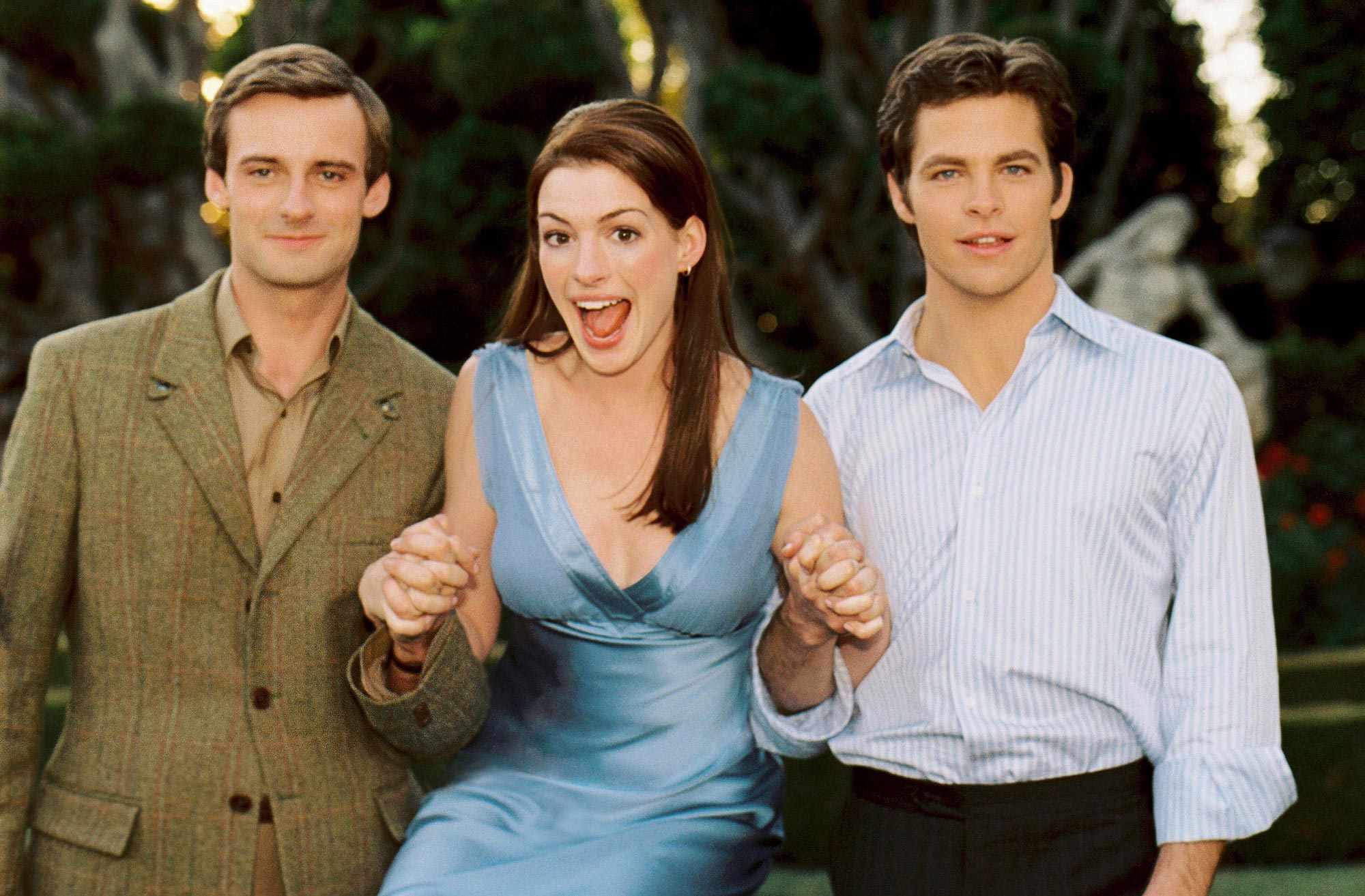 Anne Hathaway ตะโกนเรียก Kelly Clarkson ในวันครบรอบ 'Princess Diaries 2'