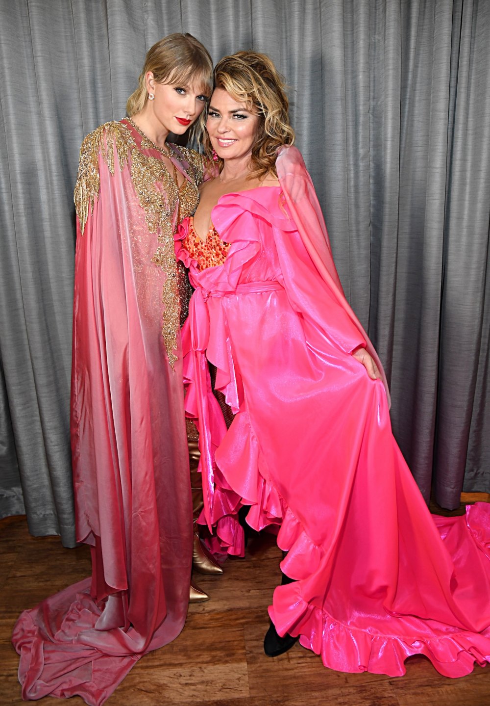GettyImages-1189869058-Taylor Swift and Shania Twain at American Music Awards