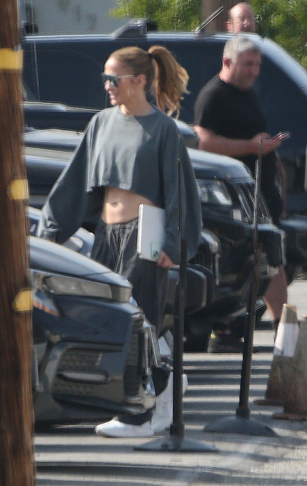 Jennifer Lopez sonríe durante una salida pública en medio de problemas con Ben Affleck 2