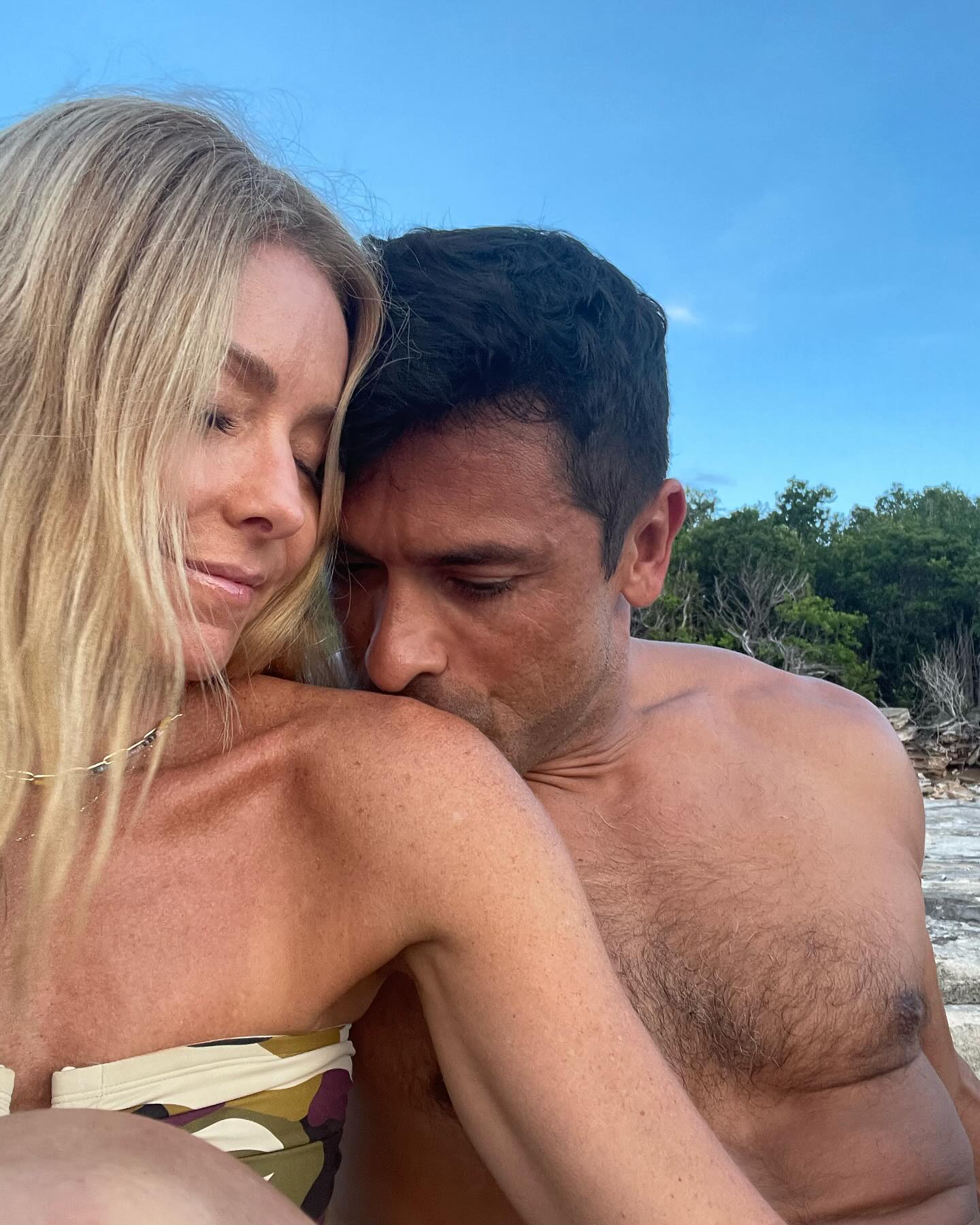 Mark Consuelos se emociona com a ‘sexy’ Kelly Ripa em seu aniversário