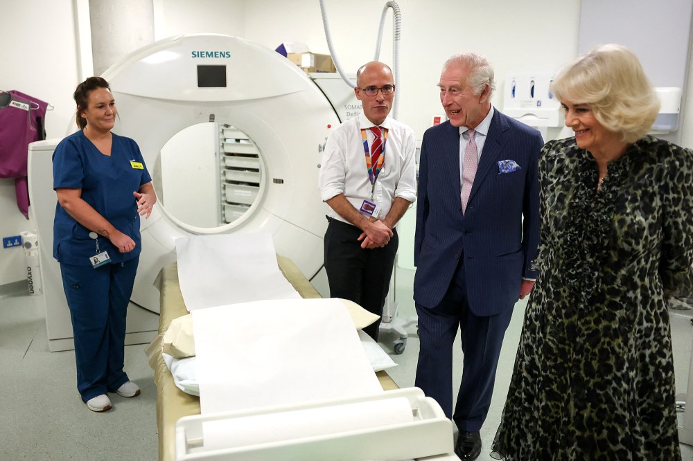 Rei Carlos III dá atualizações de saúde durante visita a instalações de tratamento de câncer