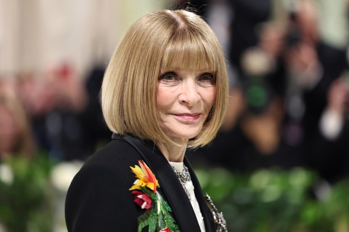 What Anna Wintour’s Assistants Do During the Met Gala Red Carpet | Us ...