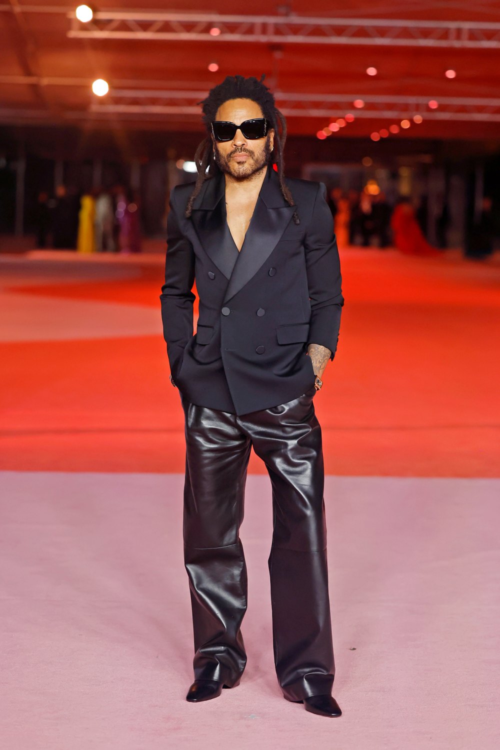 Por qué Lenny Kravitz hace ejercicio con pantalones de cuero