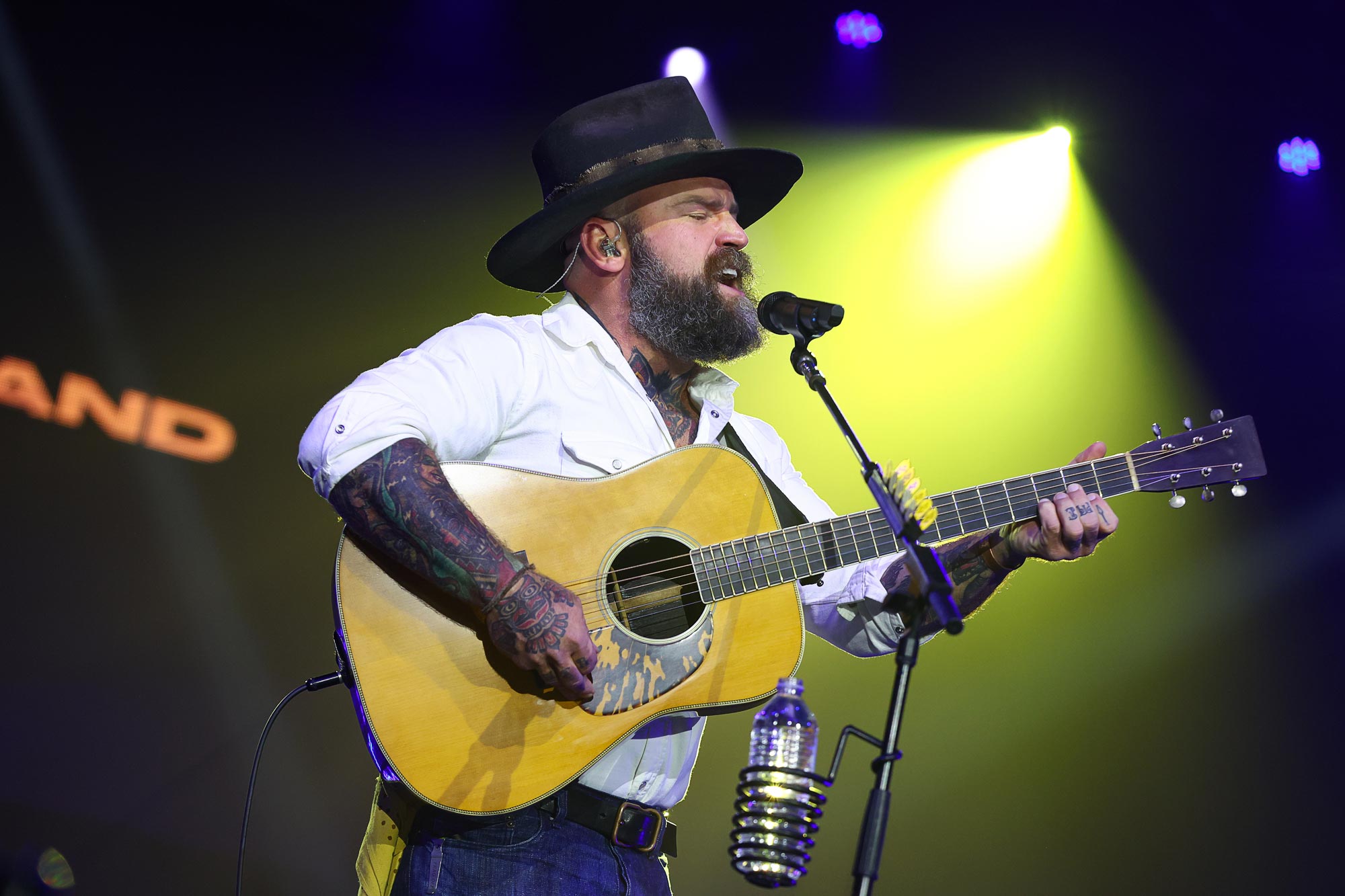 Kelly Yazdi กล่าวหา Zac Brown เรื่อง 'Smear Campaign' ท่ามกลางการหย่าร้าง