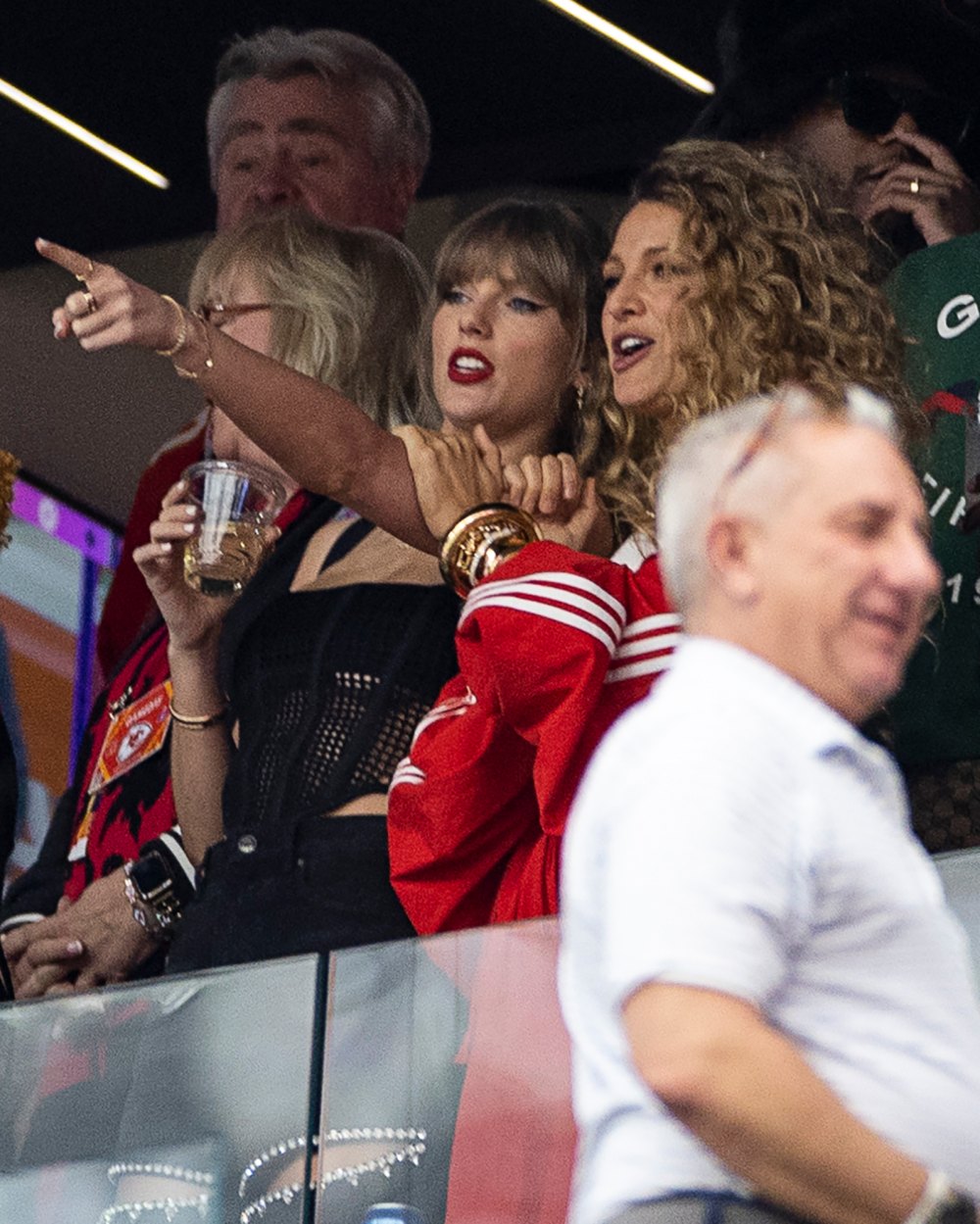 Los bailarines de Taylor Swift parecen imitar sus reacciones en los juegos de Travis Kelce durante 'So High School'