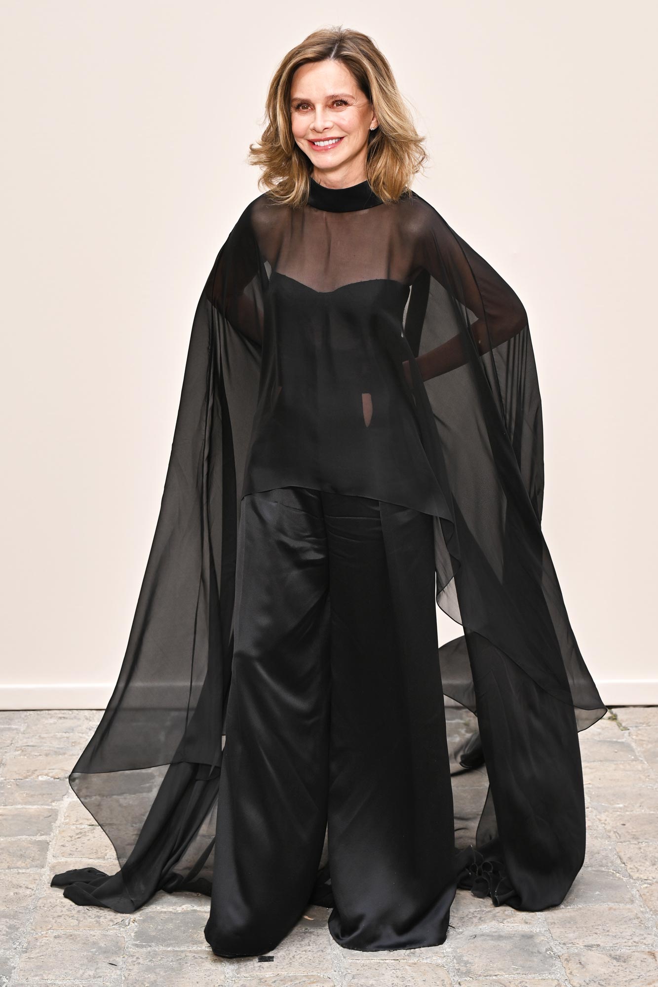 Calista Flockhart gây choáng tại Tuần lễ thời trang Paris ở Sheer Cape