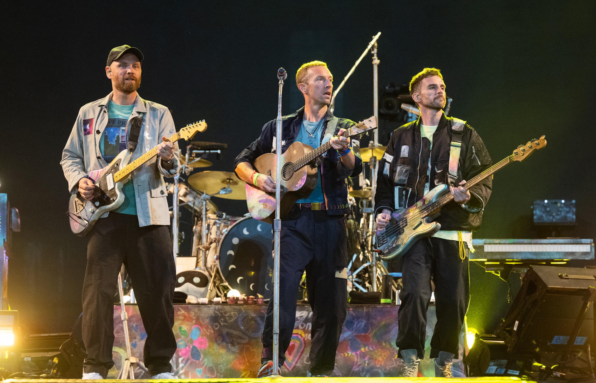 Дакоту Джонсон видели с детьми Криса Мартина на съемках Coldplay в Гластонбери