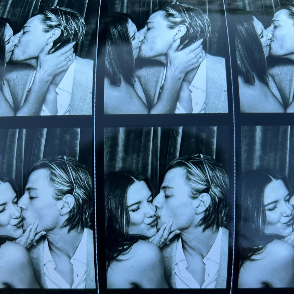 Millie Bobby Brown e o marido Jake Bongiovi compartilham um beijo adorável na cabine fotográfica após o casamento
