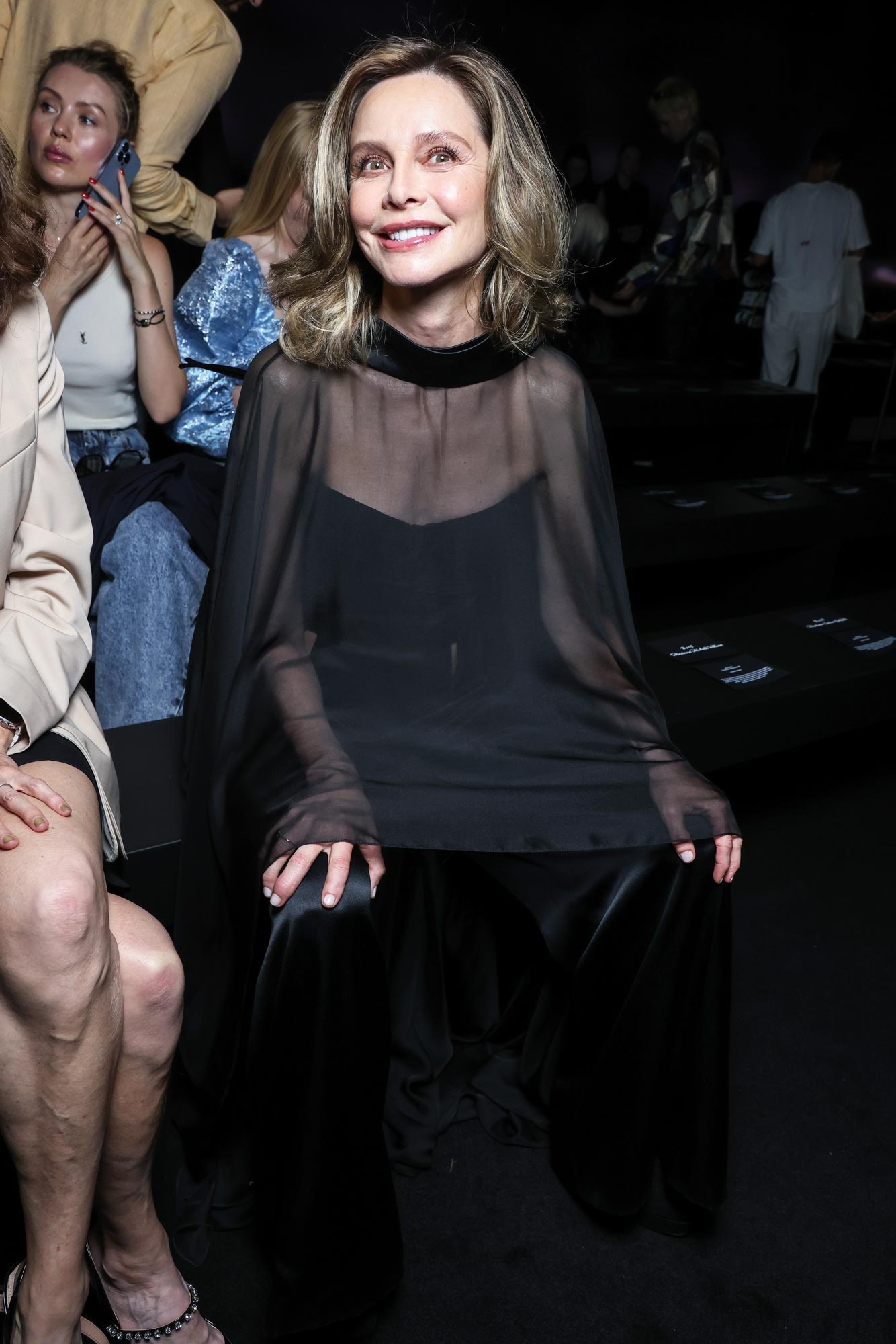 Calista Flockhart gây choáng tại Tuần lễ thời trang Paris ở Sheer Cape