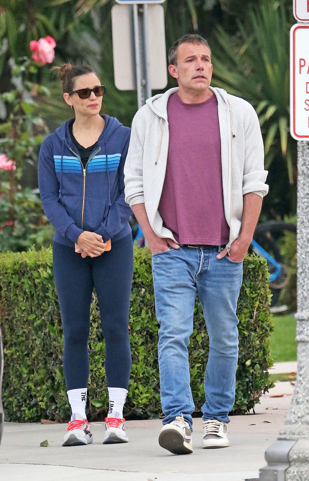 Ben Affleck parece angustiado hablando con Jennifer Garner mientras continúan los rumores sobre su matrimonio