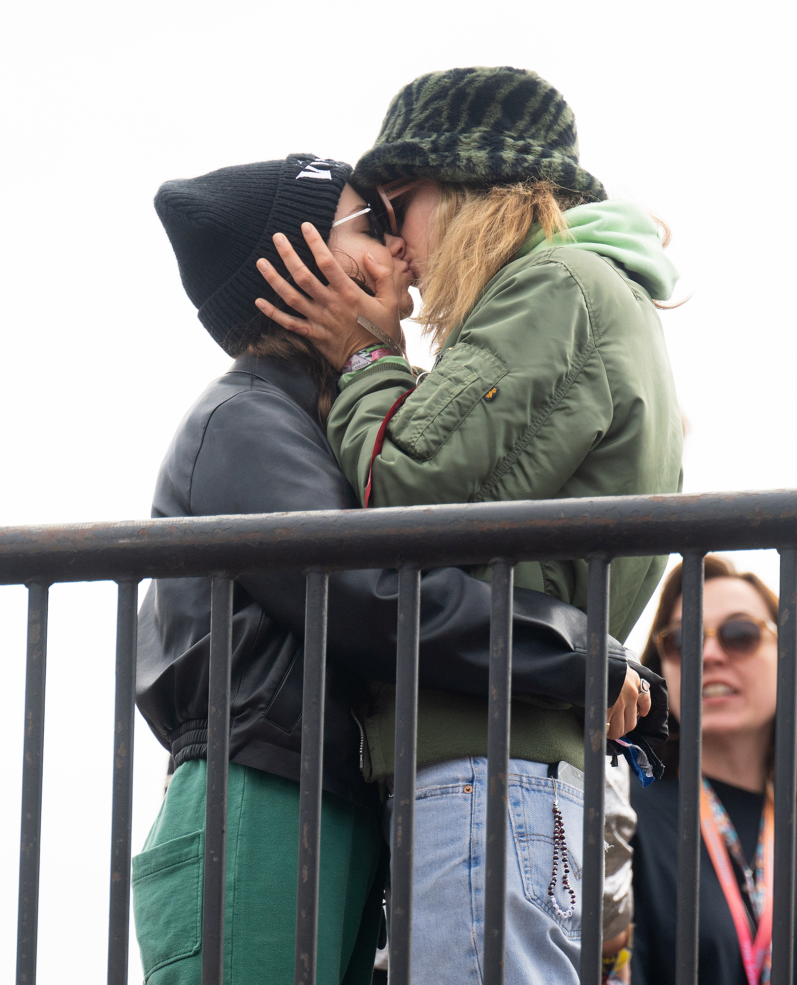 Cara Delevingne và bạn gái Minke Pack trên PDA tại Lễ hội Glastonbury