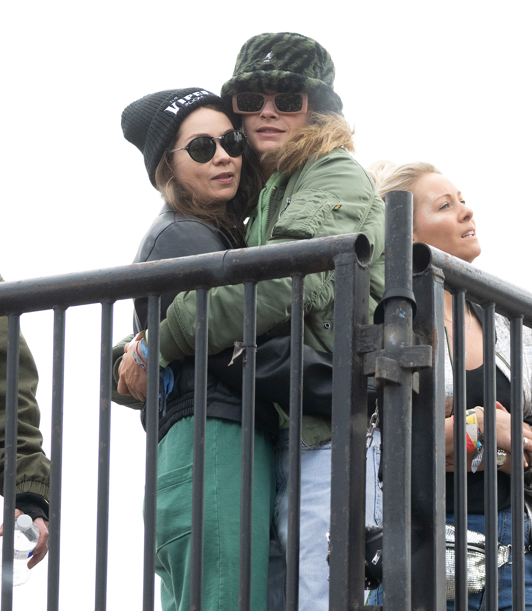 Cara Delevingne und Freundin Minke packen auf dem PDA beim Glastonbury Festival