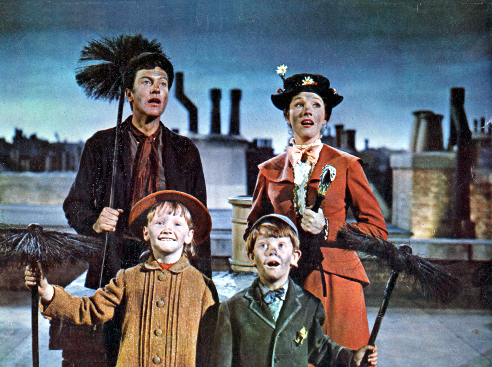 Dick Van Dyke เล่าถึงการถ่ายทำ 'Mary Poppins' กับ Julie Andrews 'Gorgeous'