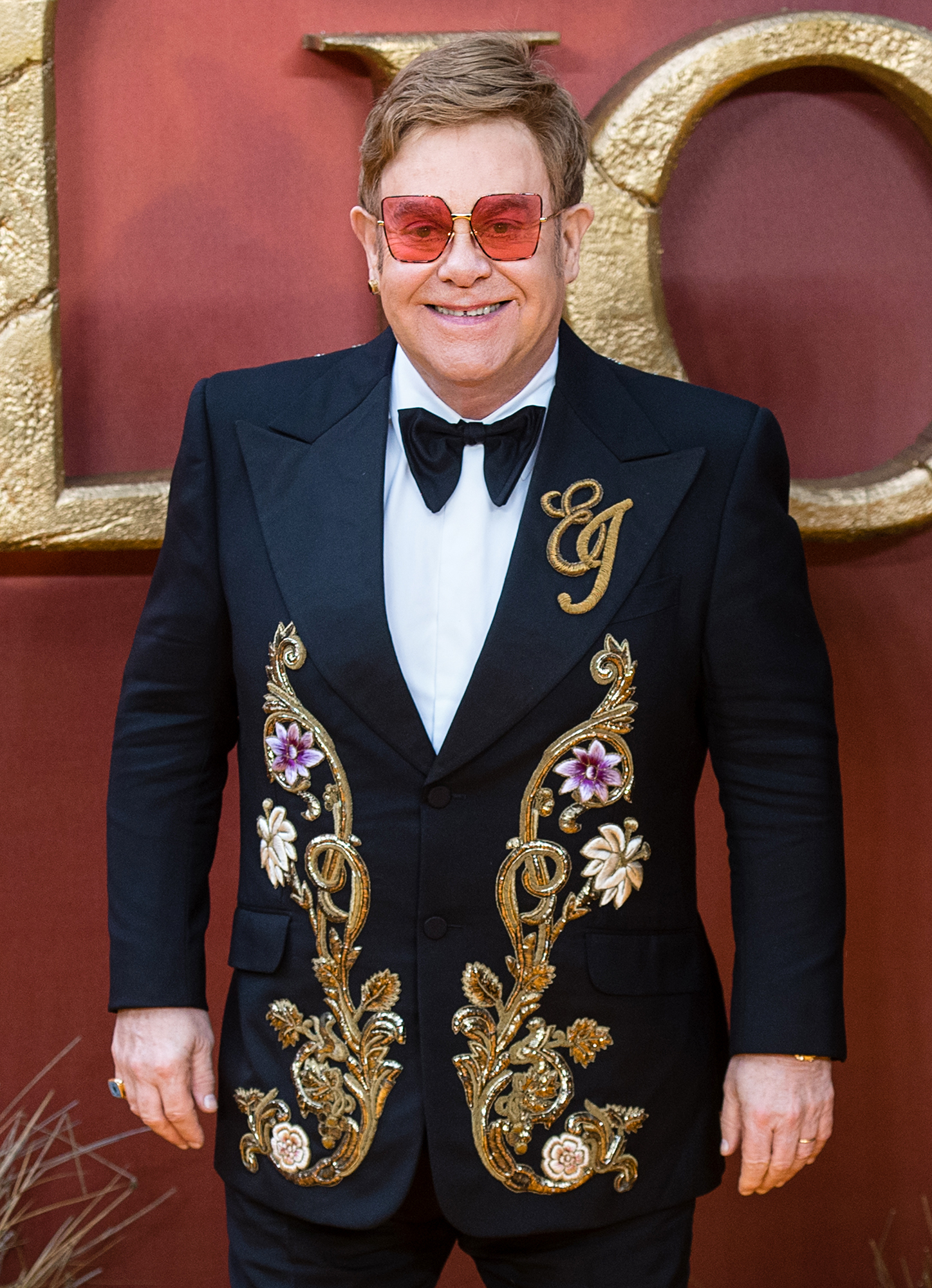 Elton John está oferecendo centenas de peças icônicas de seu armário no eBay