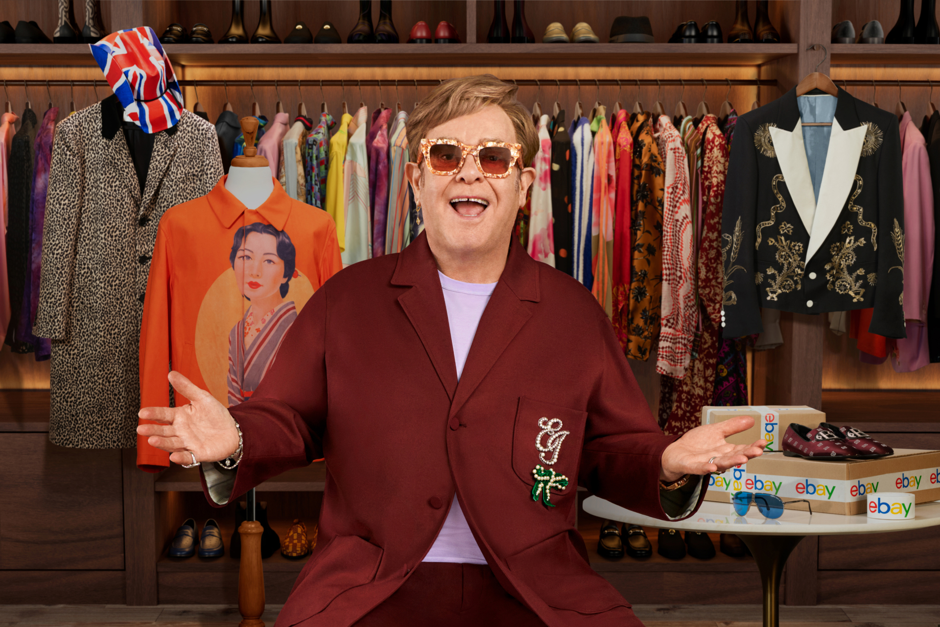 Elton John เสนอขายผลงานที่โดดเด่นหลายร้อยชิ้นจากตู้เสื้อผ้าของเขาบน eBay