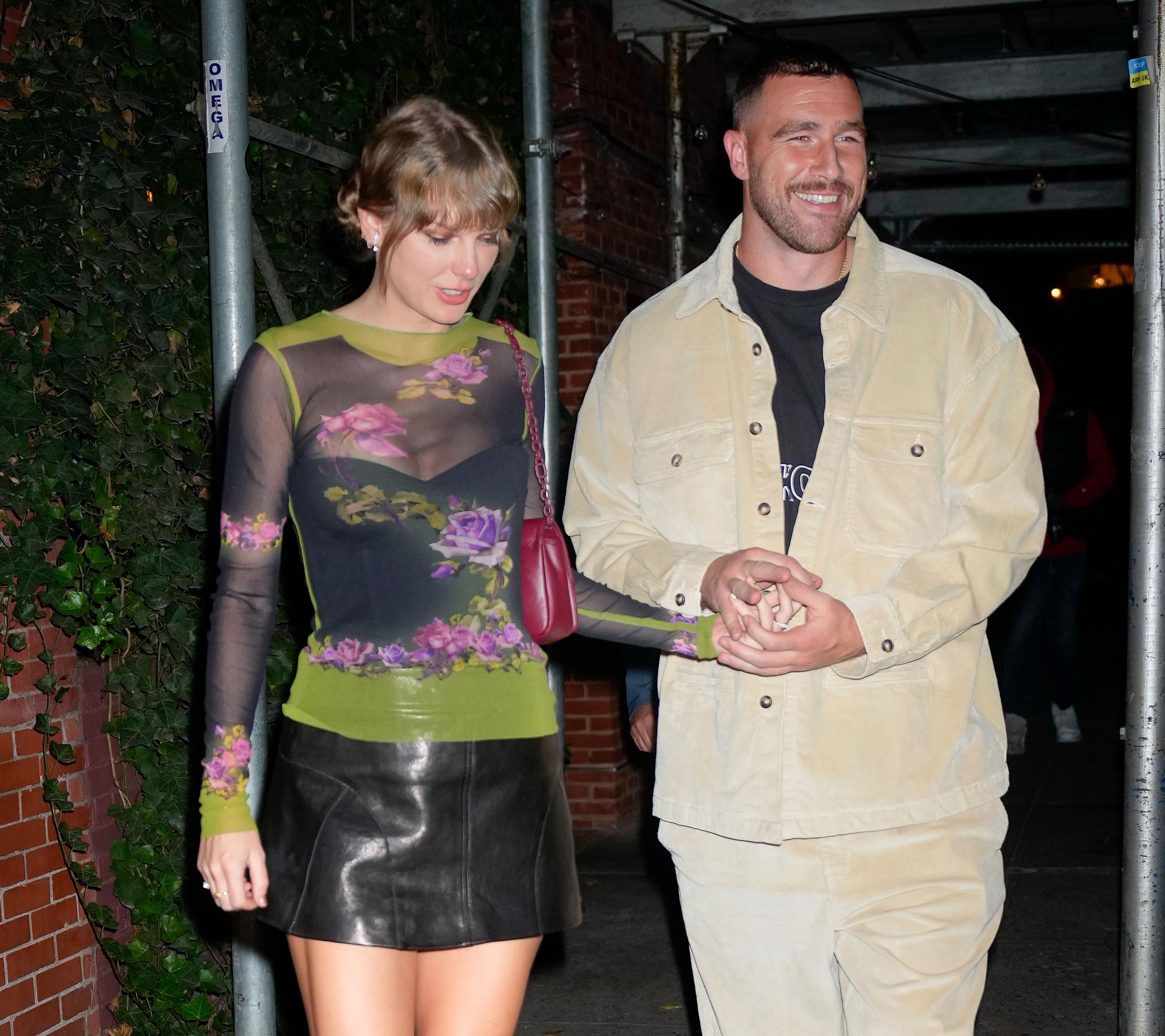 Taylor Swift ve Travis Kelce Halkın İçinde Birbirlerine Her Yüzünde Kızardıklarında