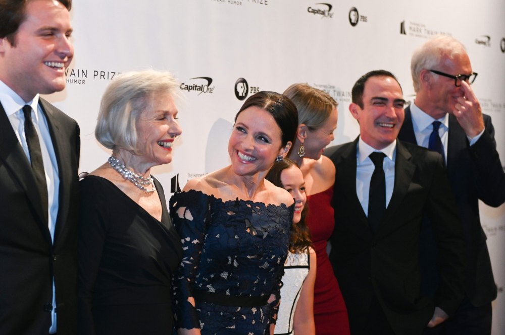 GettyImages-1052721254-Julia-Louis-Dreyfus-and-mother